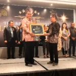 Inspirasi Pendidikan Tinggi: Prof. Wirawan Sumbodo Terima Penghargaan dan Sampaikan Selamat Idul Fitri